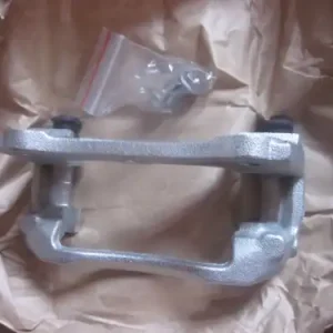 скоба суппорта! переднего левого Geely Emgrand EC7 1064001726